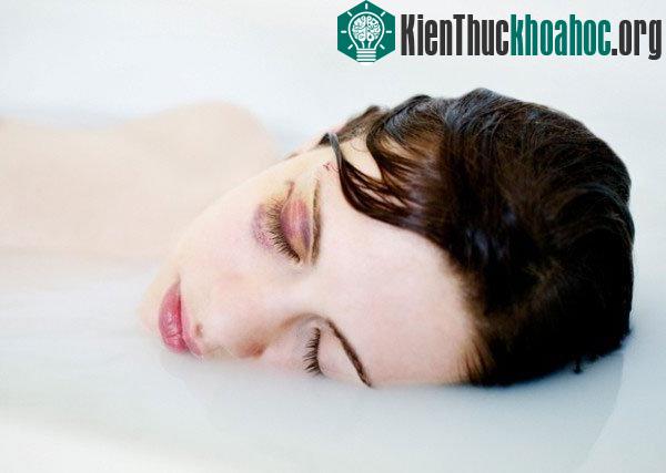 Ẩn sâu đằng sau vẻ đẹp tinh khiết là nỗi đau dày vò cả thể xác lẫn tinh thần. Nhiều người trầm trồ trước dung nhan nổi bật của cô gái này nhưng ít ai nhận thấy vết thương, sự đau đớn mà cô gái đang...