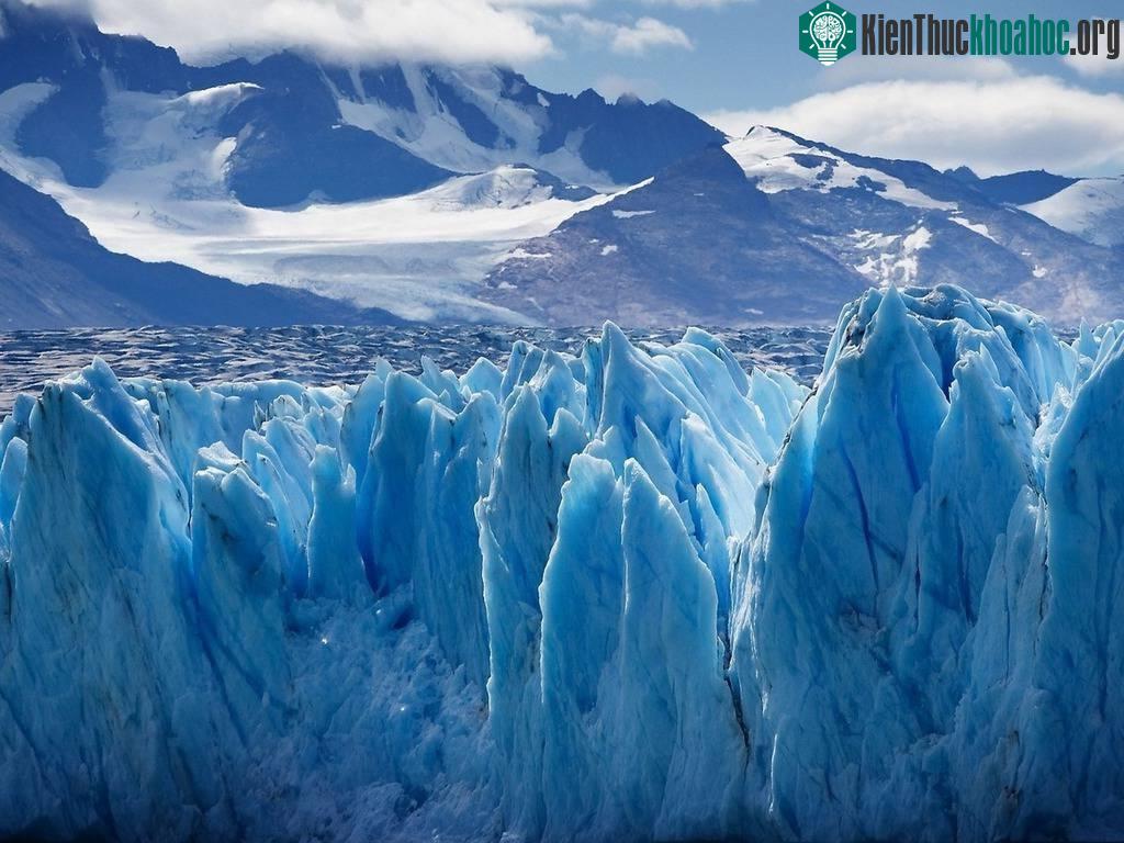Cảm thấy kì diệu khi nhìn thấy những tảng băng xanh Upsala Glacier ở thung lũng sông băng thuộc công viên quốc gia Los Glaciares ở Patagonia, Argentina.
