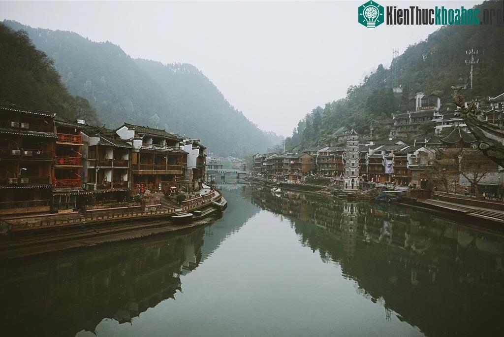 Chúng tôi đến Trương Gia Giới - Phượng Hoàng cổ trấn vào những ngày giữa tháng 3, tiết xuân lạnh, mù sương. Cảnh sắc tại đây đẹp mê mẩn. Người Trung Quốc hiền lành, dễ mến và thân thiện. Bạn sẽ cảm...
