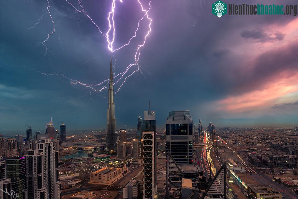 Những tia sét sáng lóa đánh trúng đỉnh tòa nhà cao nhất thế giới Burj Khalifa ở Dubai.