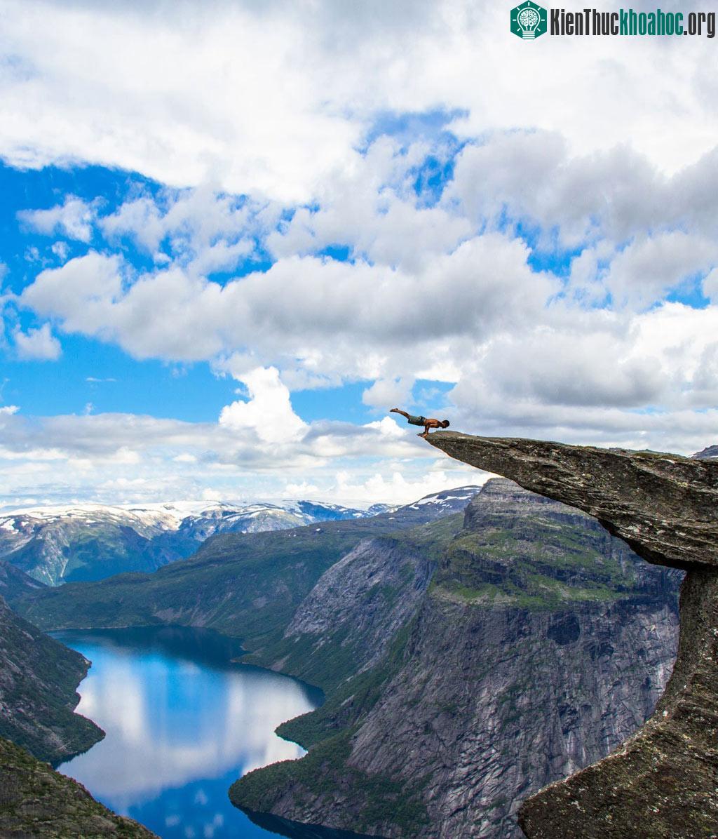 Trolltunga, một mỏm đá ở Na Uy nổi tiếng thế giới với góc nhìn cực đẹp, bầu trời bao la ôm trọn lấy nhánh sông dài chạy quanh co đến vô tận