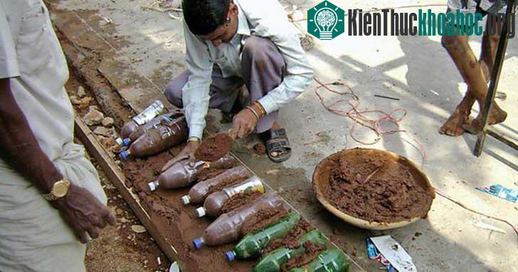 Nhựa có mặt ở khắp nơi và phải mất 400 năm chúng mới phân hủy hoàn toàn. Tuy nhiên nếu có thể, hãy dùng nó cho việc xây dựng một ngôi nhà.