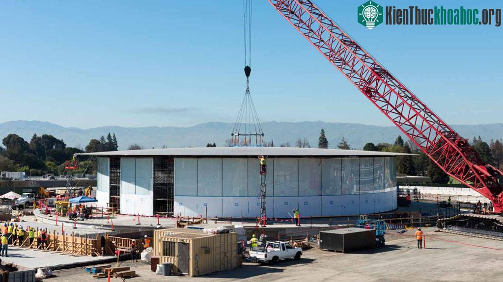 Apple Campus 2 tọa lạc ở khu đất cách tổng hành dinh cũ vài dặm. Apple chăm chút công trình làng tới từng chi tiết, y như cách "táo khuyết" vẫn làm với sản phẩm của mình.