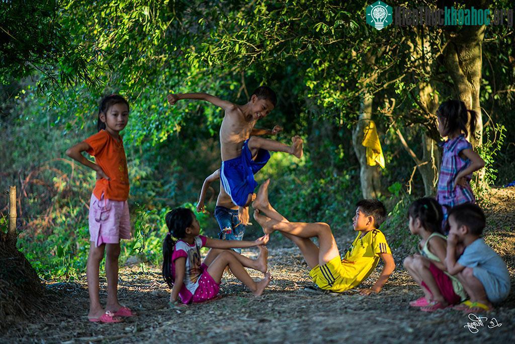 Trò nhảy cao mà các em rất hào hứng chơi thuở nhỏ
