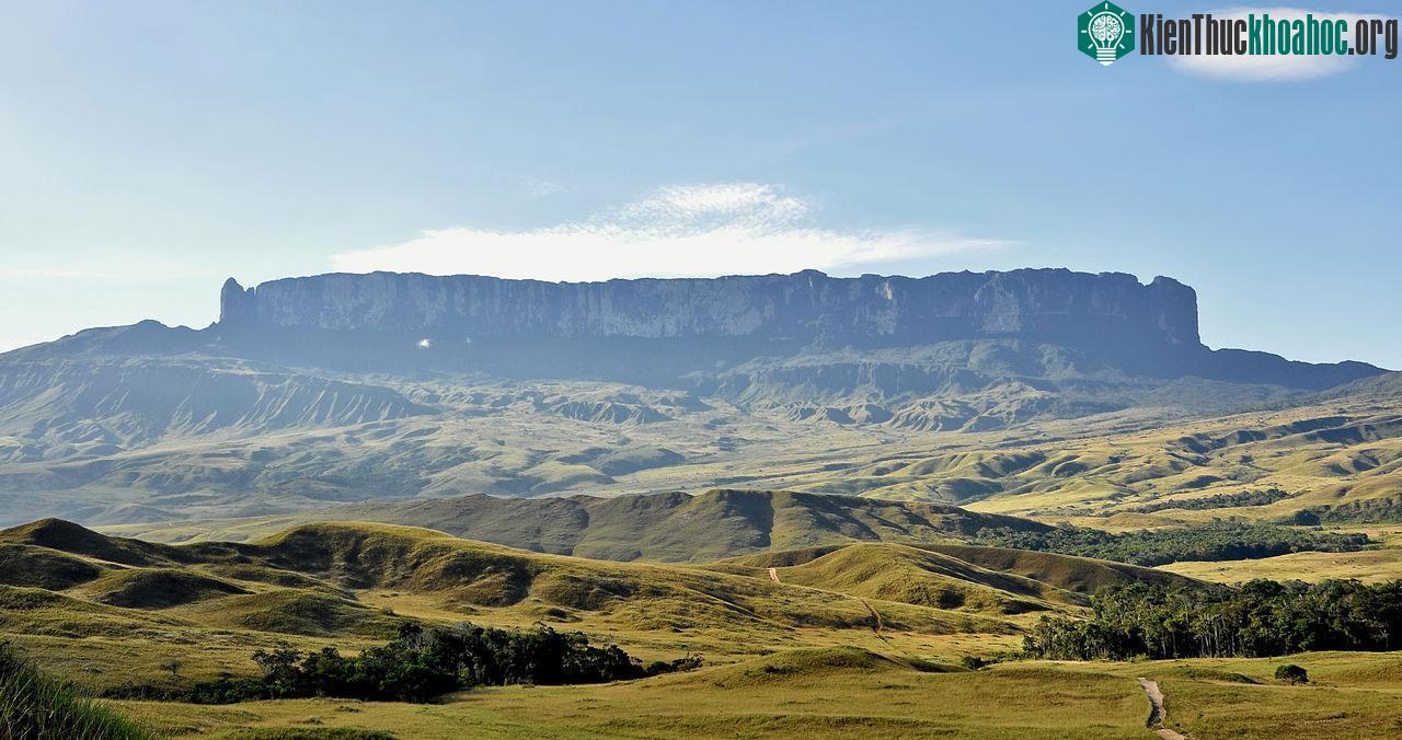 Núi Roraima là một trong những ngọn núi đỉnh bằng cao nhất và nổi tiếng nhất thế giới, được coi là đường biên giới giữa các quốc gia Brazil, Guyana và Venezuela. Nơi đây cũng là nguồn cảm hứng để n...