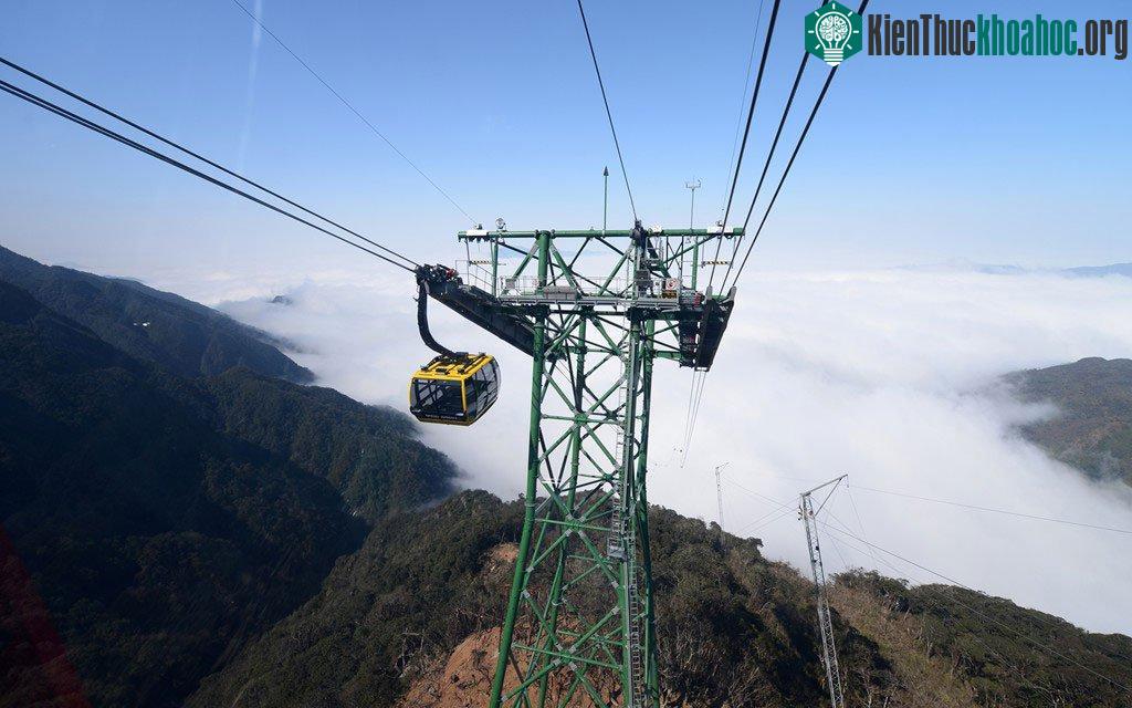 Khởi công tháng 11/2013, cáp treo lên đỉnh Fansipan đã khánh thành vào sáng 2/2. Đây là loại cáp treo ba dây hiện đại nhất thế giới, lần đầu tiên có mặt tại châu Á. Tổng mức đầu tư giai đoạn một củ...