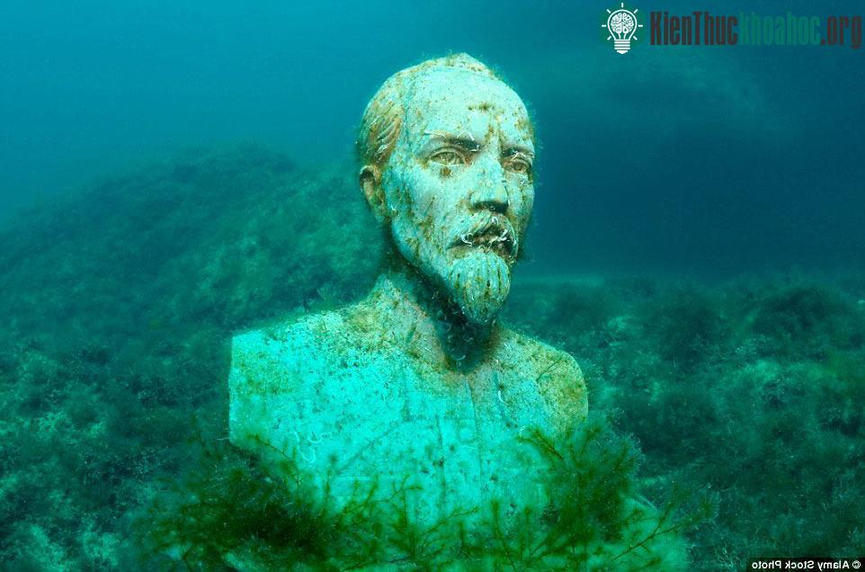 Tượng chân dung của Felix Edmundovich Dzerzhinsky, một chính khách gốc Ba Lan .