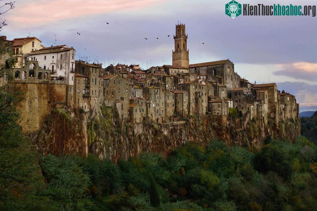 1. Thị trấn nhỏ Pitigliano, Grosseto, Toscana, Italy ở độ cao 313m so với mực nước biển.
