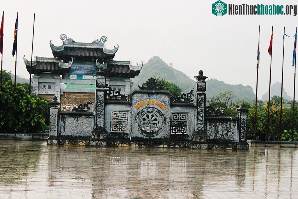Chùa Bái Đính nằm ở cửa ngõ phía tây khu di tích cố đô Hoa Lư, thuộc xã Gia Sinh, huyện Gia Viễn, tỉnh Ninh Bình. Với diện tích 539 ha, chỉ 27 ha trong số này là khu chùa Bái Đính cổ. Phần còn lại ...