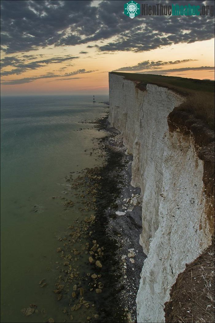 Beachy Head là vách đá cao nhất ở nước Anh – 162m. Độ cao này là "lý tưởng" cho các vụ...tự tử. Đây là 1 trong những nơi có nhiều vụ tự tử nhất thế giới.