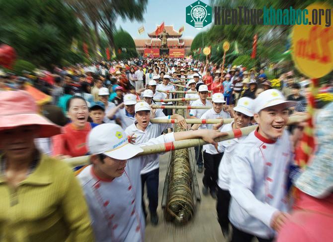 Tác phẩm "Bánh tét dâng vua". (Ảnh: Văn Cảnh.)