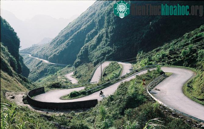 Dạo quanh các địa danh nổi tiếng của Hà Giang vào những ngày này, du khách sẽ được ngắm khung cảnh bình dị, mênh mang nhất trong năm. Trong ảnh là khu vực dốc Thẩm Mã. Tương truyền dốc này dùng để ...