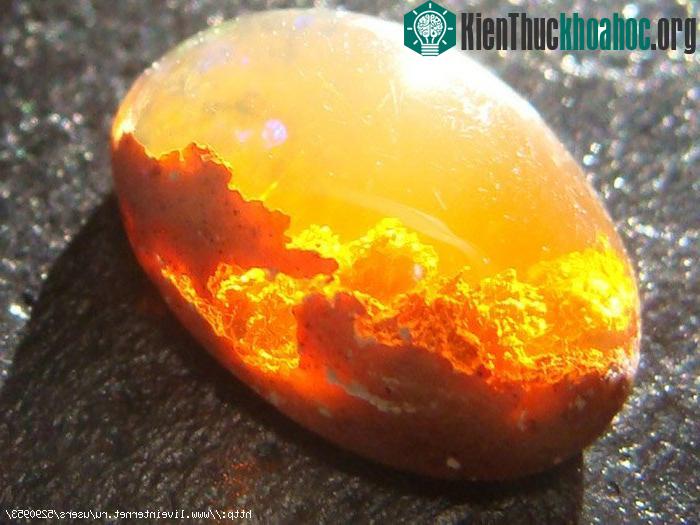 Cảnh hoàng hôn biểu hiện trong viên đá mắt mèo