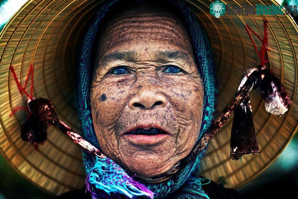Chân dung về một cụ bà ở Hội An, Quảng Nam. (Ảnh: Iselin Shaw Of-Tordarroch/Picfair.)