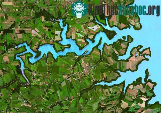 Đập nước Itaipu, biên giới Brazil-Paraguay: Đây là một đập ngăn nước nổi tiếng trải dài trên diện tích 1350km vuông dọc biên giới Brazil và Paraguay. Nó có nhiệm vụ ngăn nước vào bên trong, nơi dàn...
