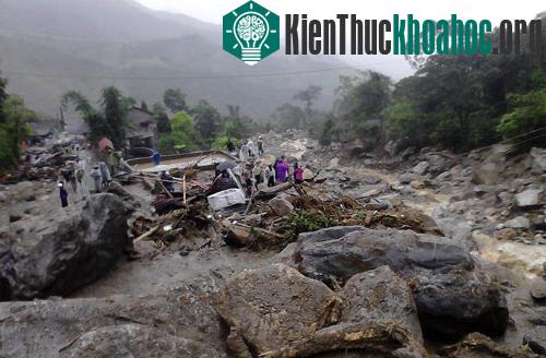 Cảnh hoang tàn tại thôn Lao Chải, trung tâm xã&nbsp;Bản Khoang, huyện Sapa (Lào Cai). Những tảng đá khổng lồ nằm ngổn ngang khắp nơi.