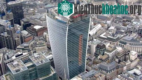 Kiến&nbsp;trúc mở rộng ở phần trên&nbsp;đang vô tình&nbsp;biến tòa nhà 37 tầng mang tên&nbsp;20 Fenchurch Street&nbsp;ở London&nbsp;thành một tấm gương cầu lõm khổng lồ nhìn về hướng nam. Nó được c...