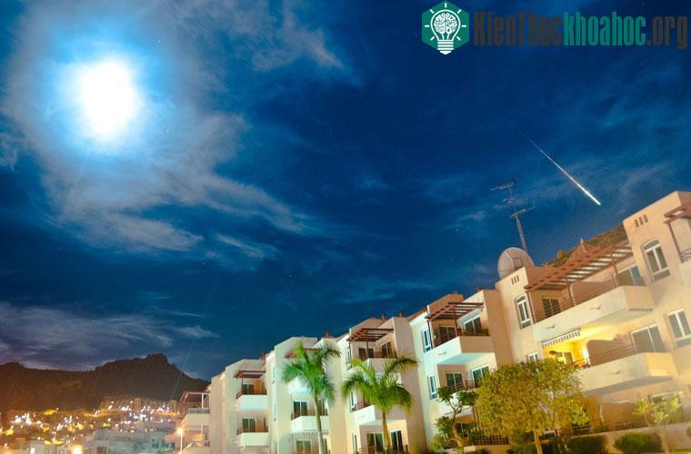 Siêu trăng không hề phá hủy Trái đất. Nhiều người tin rằng Siêu trăng sẽ phá hủy Trái đất, nhưng điều này là hoàn toàn vô lý. Hiện tượng Siêu trăng chỉ diễn ra một lần trong năm, khi Mặt trăng đi v...