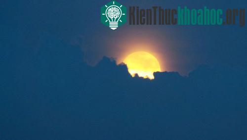 Sài Gòn sau buổi chiều nắng nhẹ, khoảng 18 giờ, trời bỗng nhiên xám xịt, nhiều người quan sát siêu trăng hồi hộp chờ. Đúng 18h20, từ sau các đám mây ửng hồng, mặt trăng lộ ra. Tại một điểm quan sát...