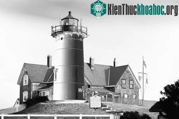 Hải đăng Nobska tại Massachusetts vào buổi hoàng hôn, ảnh chụp bởi Michael Orrantia.