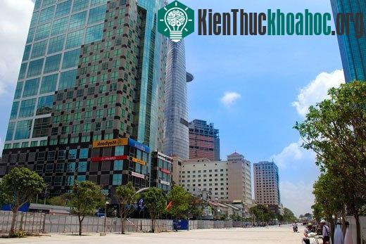 Để vận hành tuyến phố này và các hạng mục như hệ thống chiếu sáng, camera an ninh, nhạc nước điện tử,... một trung tâm điều khiển hiện đại và tiện nghi đã được lắp đặt ngay dưới lòng đất.