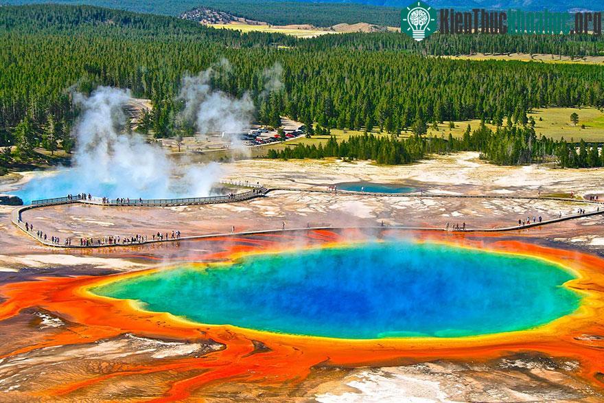 Suối nước nóng Grand Prismatic ở Wyoming, Mỹ