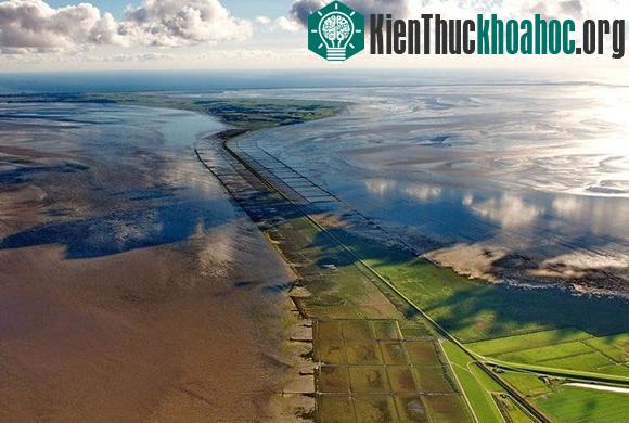Trước khi tuyến đường sắt ra đời, việc di chuyển từ đất liền tới đảo Sylt phụ thuộc vào điều kiện thời tiết trên biển. Sóng càng dữ, việc di chuyển càng khó khăn.
