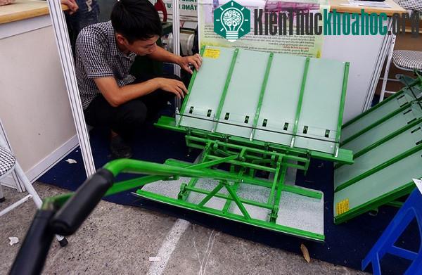 Nông dân "trình diễn" sản phẩm tại chợ khoa học