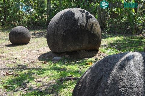 Những quả cầu đá bí ẩn
