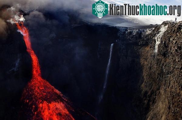 Vẻ đẹp của "thác nham thạch" trên miệng núi lửa Fimmvorduhals ở Iceland.