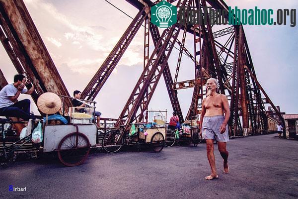 Dấu thời gian trên cầu Long Biên