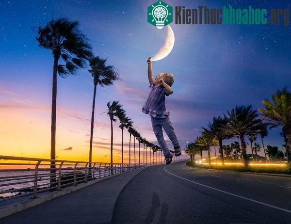 Moon Rides! Chú bé nắm lấy Mặt trăng và bay lên trời.