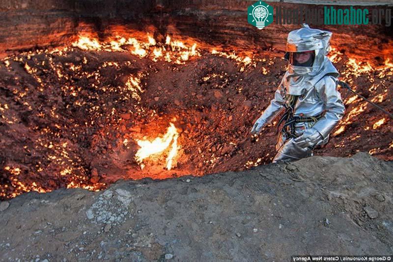 Thám hiểm “cổng địa ngục” cháy rừng rực ở Turkmenistan