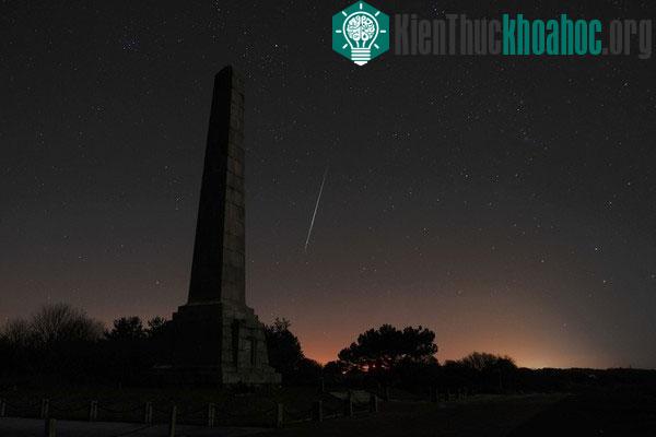 Một vệt sao khác cắt đôi bầu trời gần Dover Patrol Memorial tại Anh.