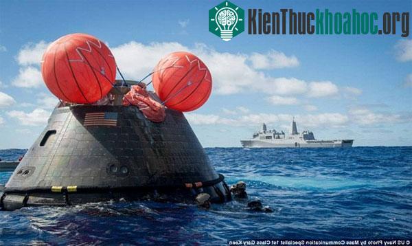 Khi tàu Orion đáp xuống khu vực ngoài khơi bờ biển Baja, bang California, thuộc Thái Bình Dương, tàu đổ bộ USS Angchorage tiếp cận tàu vũ trụ Orion cùng một loạt thuyền nhỏ để thu hồi. Ảnh: Gary Keen)