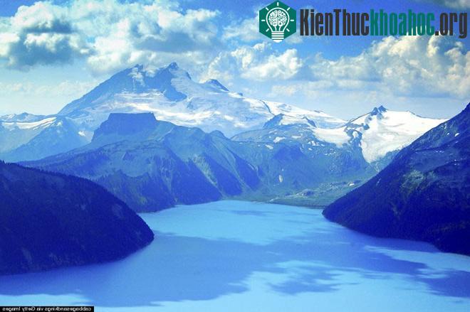 Đây cũng là địa điểm lý tưởng cho những du khách thích thám hiểm hoặc bơi lội dưới làn nước xanh biếc.