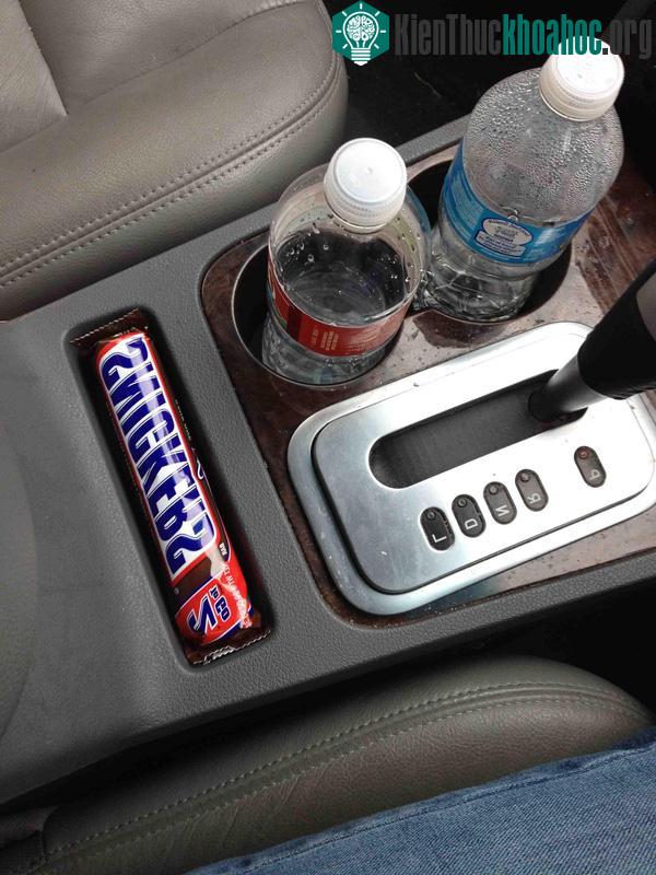 2. Gói bánh Snickers vừa khít khay đựng đồ.
