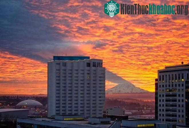 Nó cách thành phố Seattle, bang Washington, Mỹ khoảng 87km về phía đông nam