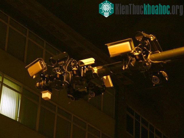 Tuy nhiên, nhiều trường hợp vẫn có thể xâm nhập qua hàng rào. Hệ thống cảm biến hồng ngoại bên trên và thiết bị báo động đặt dưới mặt đất giúp phát hiện những đối tượng lạ muốn xâm nhập lãnh địa Nh...