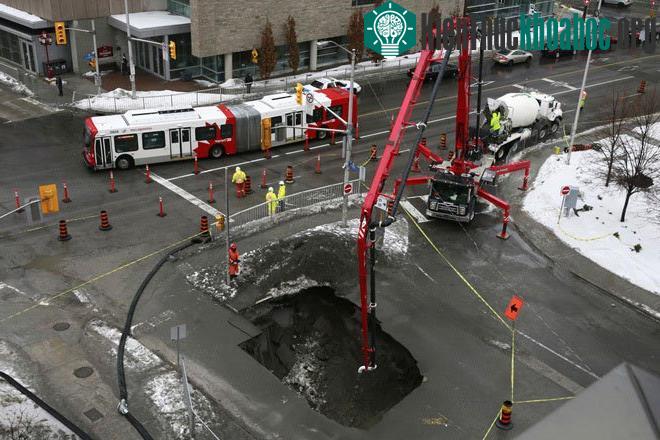 Hố bí ẩn ở ngã tư đại lộ Laurier Avenue E và Waller Street gần Đại học Ottawa, bang Kansas, Mỹ xuất hiện hôm 21/2. Miệng hố đo được rộng 8m và sâu 12m.