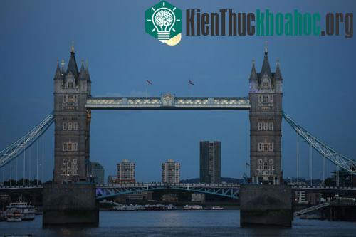 “Siêu Mặt trăng” xuất hiện trên cầu tháp ở London, Anh.