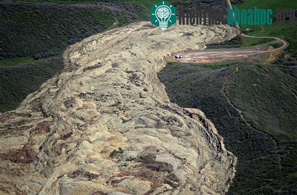 Vụ lở đất xảy ra trên một ngọn núi ở vùng Grand Mesa, phía tây bang Colorado, Mỹ, hồi cuối tháng 5 vừa qua. Khu vực này được chụp lại lại từ vệ tinh Landsat 8 hôm 7/6. Bề mặt ở nhiều khu vực trở nê...