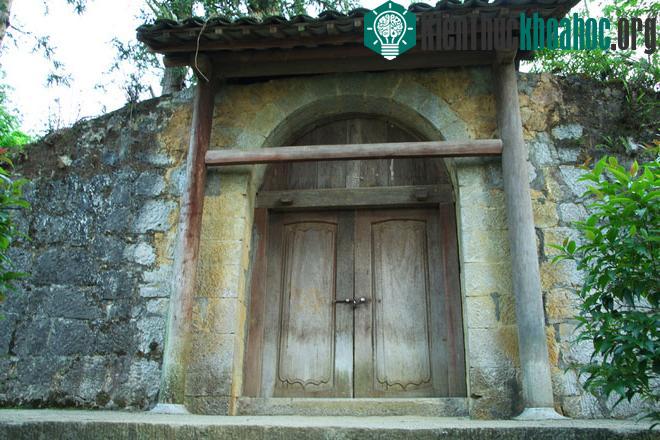 Xung quanh nhà Vương được bao bọc bởi 2 vòng tường thành đá, cao khoảng 3 m, có những lỗ châu mai.