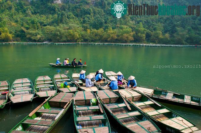 Giá trị văn hóa: Tràng An chứa đựng các bằng chứng về sự tương tác giữa con người và môi trường, thể hiện sự thích ứng của con người với các điều kiện biến đổi về địa lý và sự khắc nghiệt nhất của ...