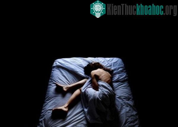 Thân hình gầy guộc này đang một mình chống chọi với bóng đêm và sự cô đơn bủa vây mà không thể chia sẻ hay đón nhận sự giúp đỡ của bất kỳ ai. Đây có thể là cuộc chiến dai dẳng đang diễn ra bên tron...
