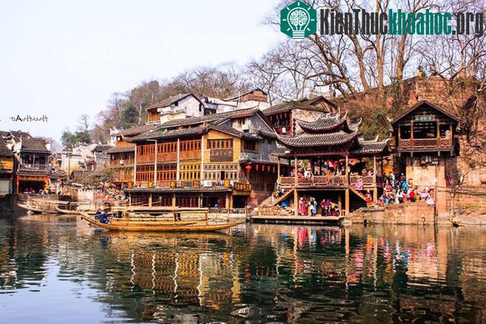Những ngôi nhà rêu phong với mái ngói âm dương được sắp đặt bên sườn núi, quanh co soi bóng dưới dòng Đà Giang