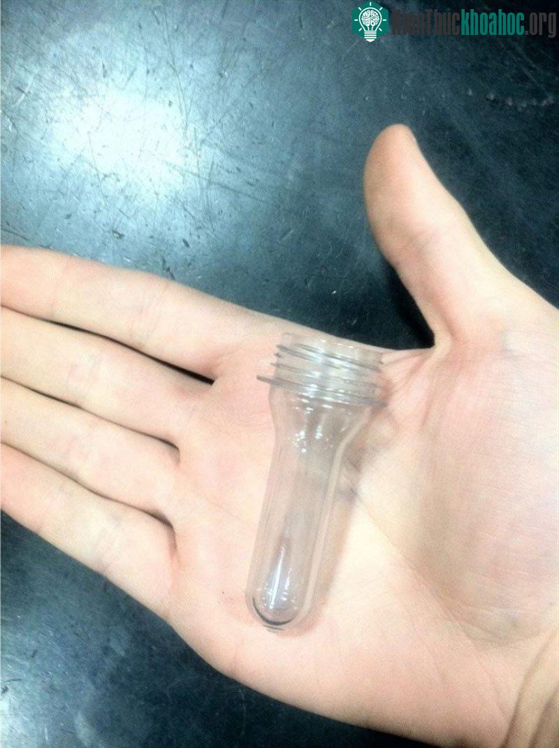 Đây là một lon soda trước khi nó được bổ sung khí nén.