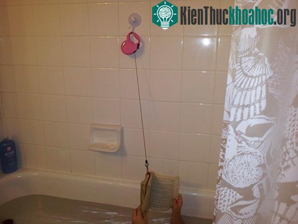 Bằng cách này, bạn có thể vừa đọc sách vừa tắm và khi mỏi có thể thả ra mà không sợ bị ướt sách