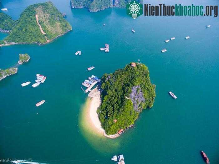 Đảo Ti Tốp, nơi có bãi tắm nổi tiếng với bãi cát trắng và làn nước xanh biếc luôn là điểm dừng chân được yêu thích của mọi du khách khi tham quan vịnh Hạ Long. Đảo nằm cách Bãi Cháy 14 km về phía đ...