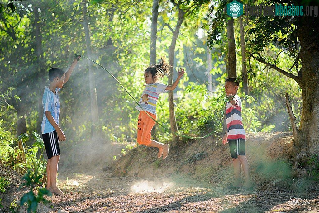Tuổi thơ của bạn hẳn vẫn còn gắn liền với trò nhảy dây